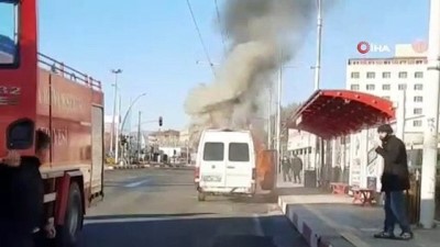  Seyir halindeki minibüs alev alev yandı