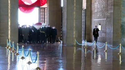 kahramanlik - Ankara Valisi Şahin, Çanakkale Zaferi'nin yıl dönümü dolayısıyla Anıtkabir'i ziyaret etti Videosu