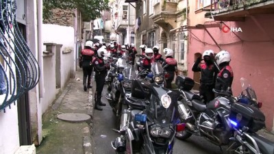 yunus timleri -  Beyoğlu'nda kahvehanelere şok polis baskını Videosu