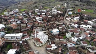 koy muhtari -  Dedelerinden kalan 300 yıllık bayrağa gözleri gibi bakıyorlar Videosu