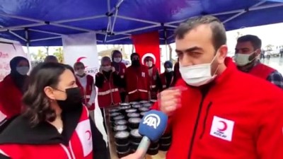 DÜZCE - 18 Mart Şehitleri Anma Günü'nde vatandaş ve işçilere buğday çorbası ile hoşaf ikramı