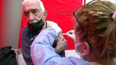 saglik calisanlari -  Elazığ'da vatandaşa aşı kolaylığı... ‘Acil Müdahale Çadırı’ kuruldu Videosu