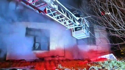  İki katlı ev çıkan yangında kullanılamaz hale geldi