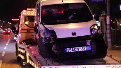 gorgu tanigi - İZMİR - Hafif ticari araç 2 otomobile çarpıp kaldırıma çıktı, 1'i polis 3 kişi yaralandı Videosu