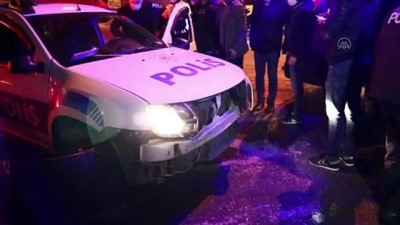 isik ihlali - İZMİR - Sürücüsü 'dur' ihtarına uymayan otomobil polis aracına çarptı, 1 polis yaralandı Videosu