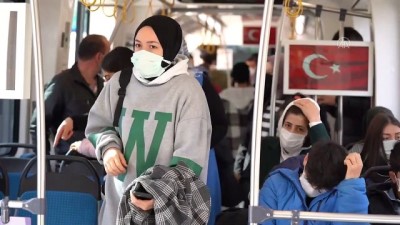 inece - KOCAELİ - Durdurdukları tramvaya binen tiyatro oyuncuları vatandaşlarla Çanakkale Zaferi'ni kutladı Videosu