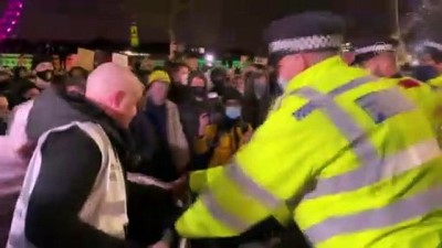 yasa tasarisi - LONDRA - Polis merkezi önündeki barikatları aşmak isteyen göstericileri güvenlik güçleri engelledi Videosu