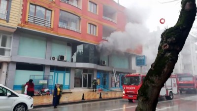 mahsur kaldi -  Yangının çıktığı marketin çalışanı, esnafın merdiveni sayesinde kurtuldu Videosu