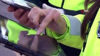 kadin polis -  Emniyetin ‘ağır’ ablası mola vermeyen tır sürücülerine göz açtırmıyor Videosu