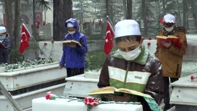 ilahi -  Lapa lapa kar altında şehitler için hatim duası Videosu