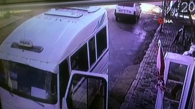 servis araci -  Servis aracının çarptığı öğrenci hayatını kaybetti.. Kaza anı kameraya yansıdı Videosu