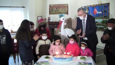 leylek yuvasi -  Yaren leylek çocuklara hediyeler getirdi Videosu