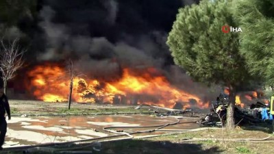 is makinesi -  Arazide plastik malzemeler alev aldı, yükselen dumanlar şehri kapladı Videosu