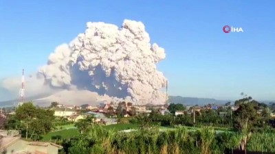 yukselen -  - Endonezya'da Sinabung Yanardağı'nda patlama Videosu