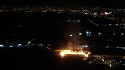yangin yeri -  Fabrika yangını devam ediyor, itfaiye ve polis ekiplerinin müdahalesi sürüyor Videosu