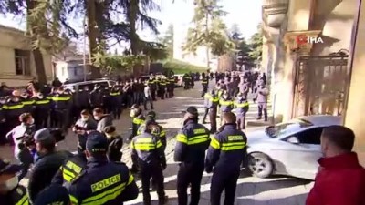 parlamento secimleri -  - Gürcistan'da ana muhalefet liderinin tutuklanmasının ardından sular durulmuyor
- Göstericiler parlamento binasına giden yolu kapatmaya çalıştı: 7 gözaltı Videosu