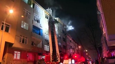 İSTANBUL - Sultangazi'de bir binanın çatı katında çıkan yangın söndürüldü