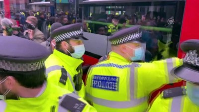 ingiltere - LONDRA - İngiltere’de aşı ve Kovid-19 önlemleri protesto edildi (2) Videosu