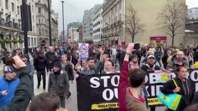 LONDRA - İngiltere’de aşı ve Kovid-19 önlemleri protesto edildi (4)