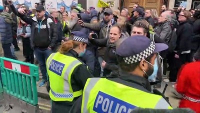 ingiltere - LONDRA - İngiltere’de aşı ve Kovid-19 önlemleri protestosunda gözaltılar (1) Videosu