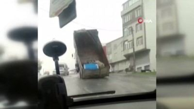ilginc goruntu -  Yokuş yukarı giden kamyon, yükü ağır gelince şaha kalktı Videosu