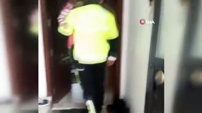 kiz cocugu -  2 yaşındaki çocuk, polisin dikkati sayesinde kurtuldu Videosu