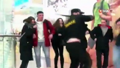 Rusya'da ders niteliğinde şaka! Dayağı görenler hemen maskelerini taktı