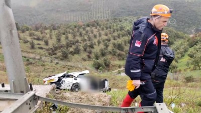 direksiyon - BURSA - Otoyolda bariyerlere çarparak devrilen otomobilin sürücüsü öldü Videosu