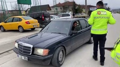 trafik polisi -  Ceza yemek istemeyen sürücüler, ön camdaki filmleri söktü Videosu
