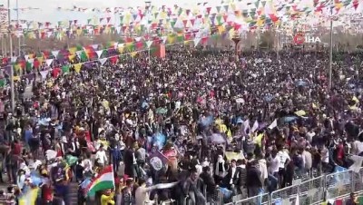  Diyarbakır'daki Nevruz kutlamasında sosyal mesafe unutuldu; PKK paçavraları açıldı