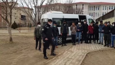 polis araci - ERZİNCAN - 16 sığınmacı yakalandı Videosu