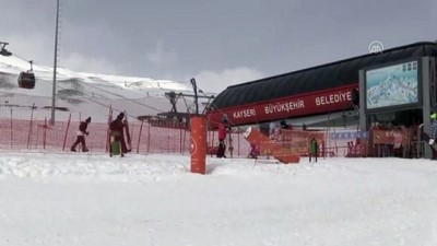 KAYSERİ - Erciyes'te konaklayan kayakseverler pistlerin tadını çıkardı