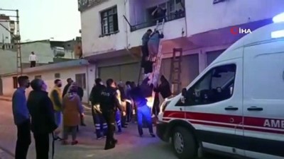  Marangozhanede başlayan yangın eve sıçradı, mahsur kalan 4 kişi merdivenle alındı