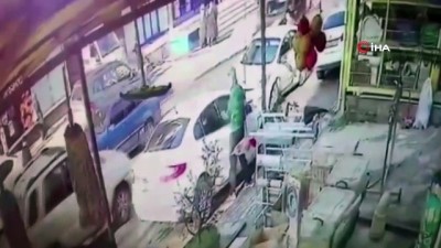hirsizlik cetesi -  - Park halinde duran aracın camını kırarak içindeki 2 buçuk milyon lirayı çaldılar
- Hırsızlık anı güvenlik kameralarına yansıdı Videosu