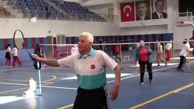 badminton - ADANA - 70 yaşındaki badmintoncu dünya şampiyonu olabilmek için ter döküyor Videosu