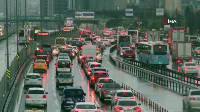 trafik yogunlugu -  -Aniden bastıran yağmur ve dolu vatandaşlara zor anlar yaşattı Videosu