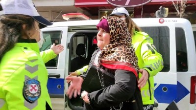 kadin polis -  Bursa'da bankaya maskesiz alınmayan anne-kız ortalığı birbirine kattı Videosu