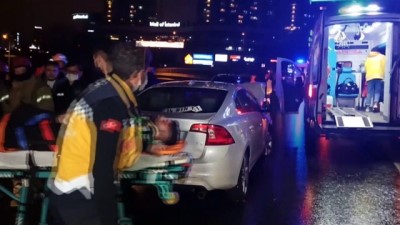 İSTANBUL - Bağcılar'da trafik kazasında 3 kişi yaralandı