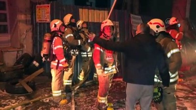 İSTANBUL - Şişli'de lastik deposunda çıkan yangın söndürüldü