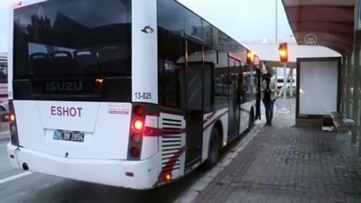 belediye otobusu - İZMİR - HES kodu göstermeden otobüse binmeye çalışan kişiye müdahale eden yolcu bıçakla yaralandı Videosu
