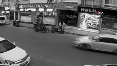vitrin -  Kaldırıma çıkan aracın altında kalmaktan saniyelerle kurtuldular Videosu