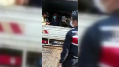 ADANA - Kamyonetin kasasında yolculuk yapan 27 kişi ve sürücüye ceza verildi