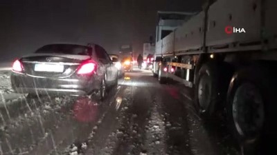  Afyonkarahisar-Antalya karayolu kar nedeniyle ulaşıma kapandı