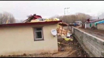 AĞRI - Şiddetli fırtına köydeki evlerin çatılarını uçurdu