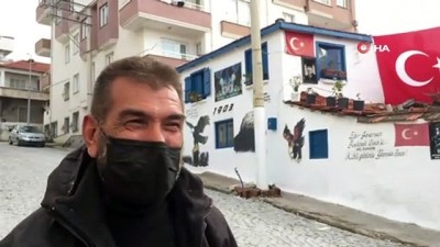  Beşiktaş aşkını evinin duvarlarında sergiliyor