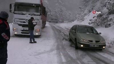  Domaniç'te kar yağışı ulaşımı etkiliyor