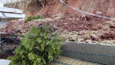 insaat alani -  Şiddetli yağış sonrası istinat duvarı çöktü Videosu