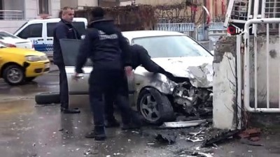  Sivas'ta iki otomobil çarpıştı: 2 yaralı