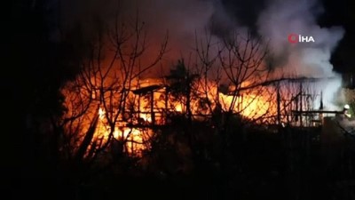  Alev alev yanan baraka küle döndü