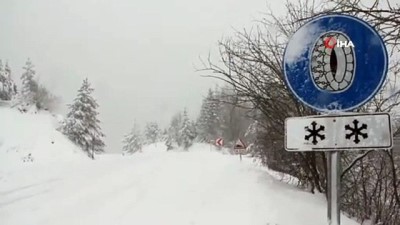  Kastamonu'da yoğun kar yağışı köy yollarını ulaşıma kapadı